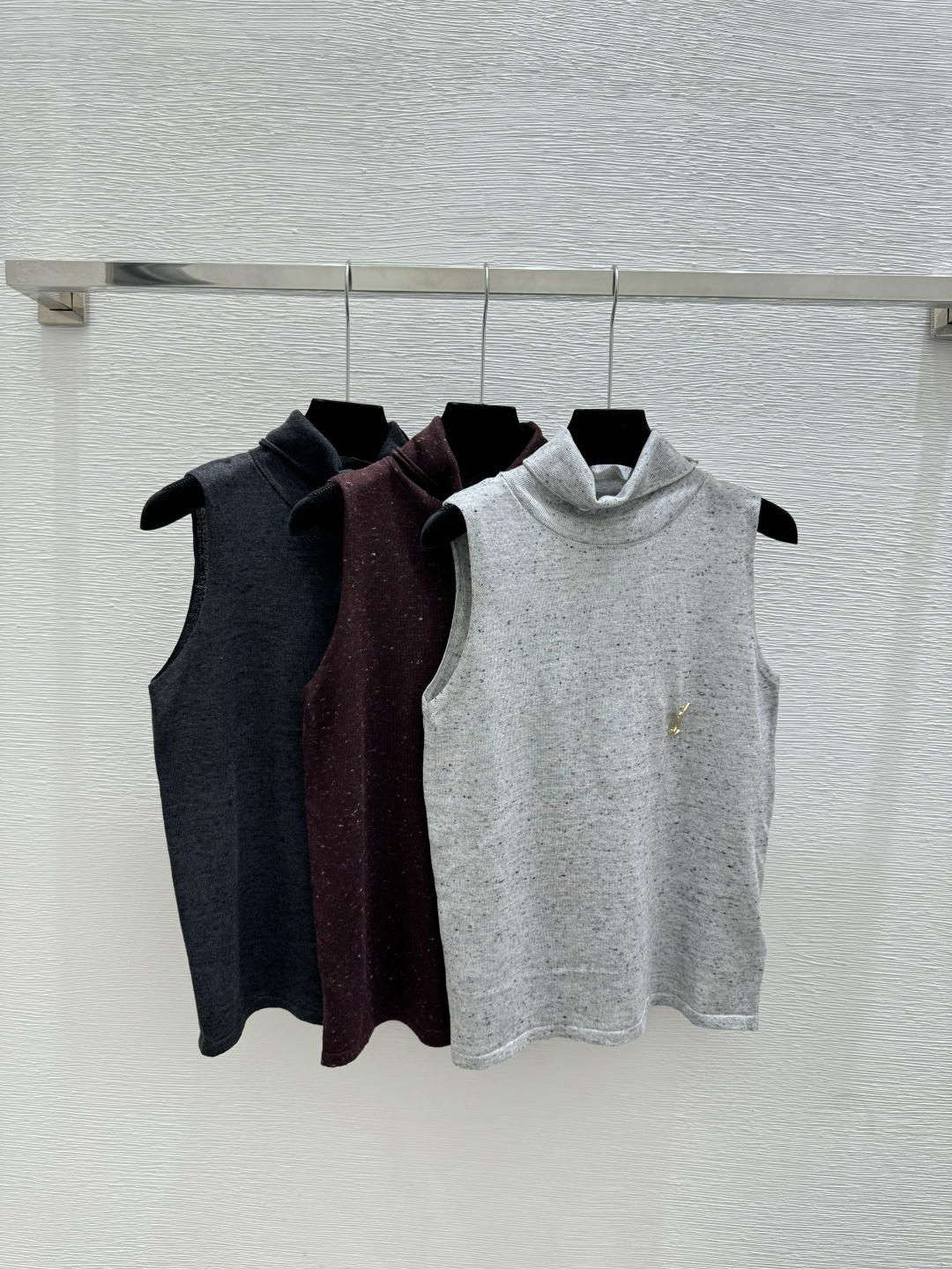 🆕Y家🆕 春夏新款 纯色简约高领针织背心颜色：浅灰 红色 深灰尺码：36.38.40