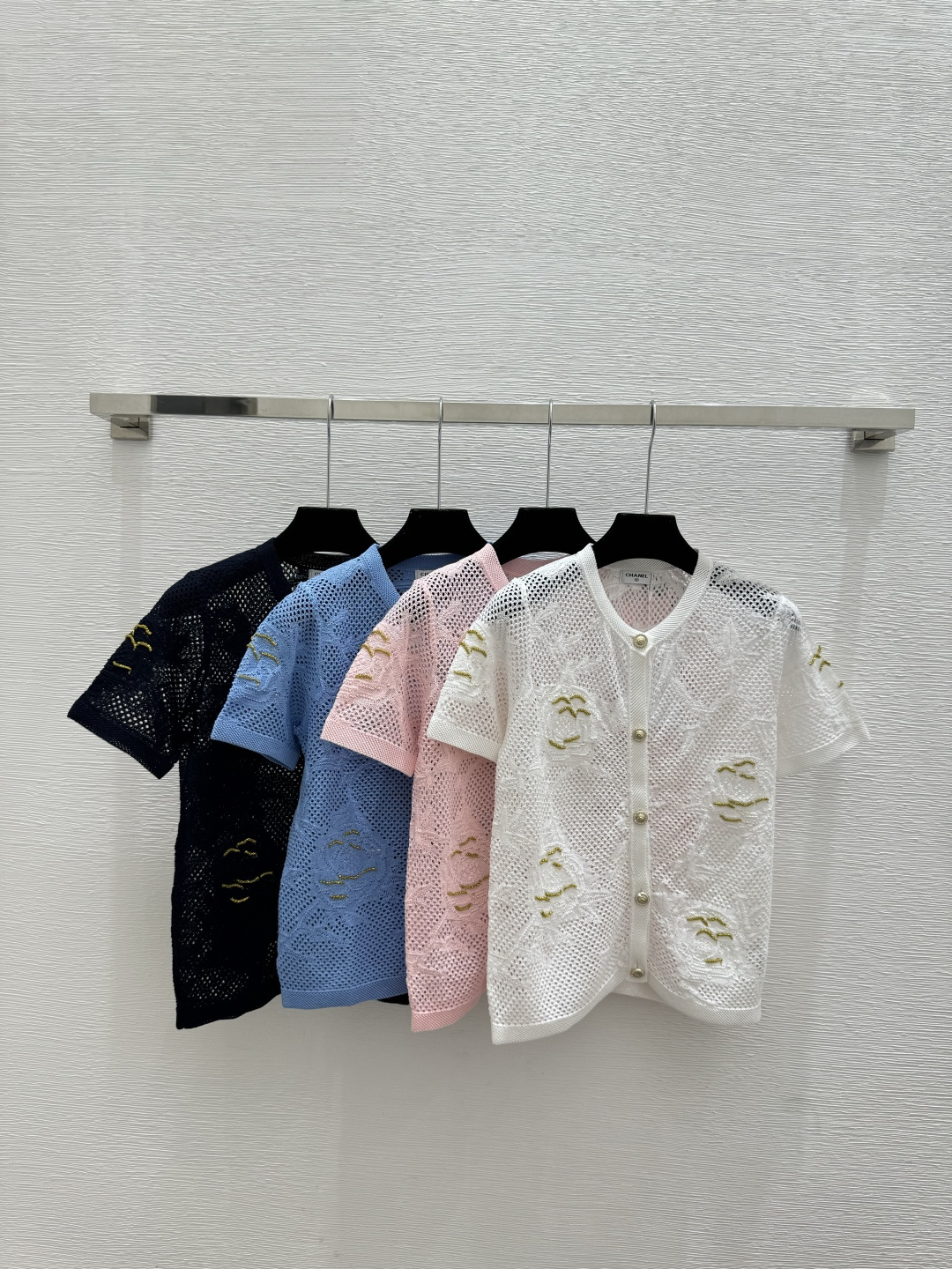 🆕CH家🆕 春夏新款 纯色山茶花镂空圆领针织短袖开衫颜色：白色 粉色 蓝色 宝蓝尺码：36.38.40