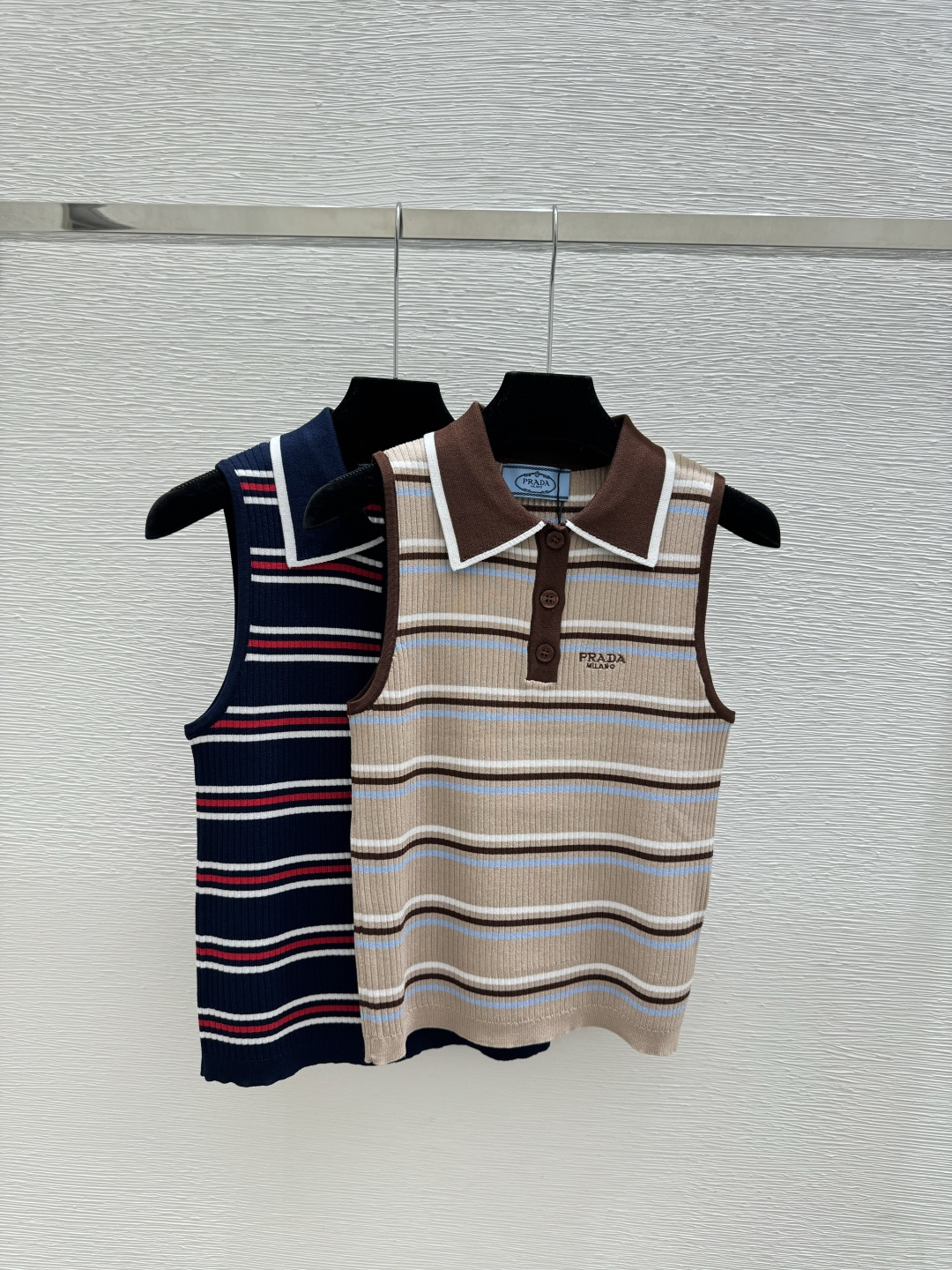 Prada P家 春夏新款 撞色条纹翻领针织背心