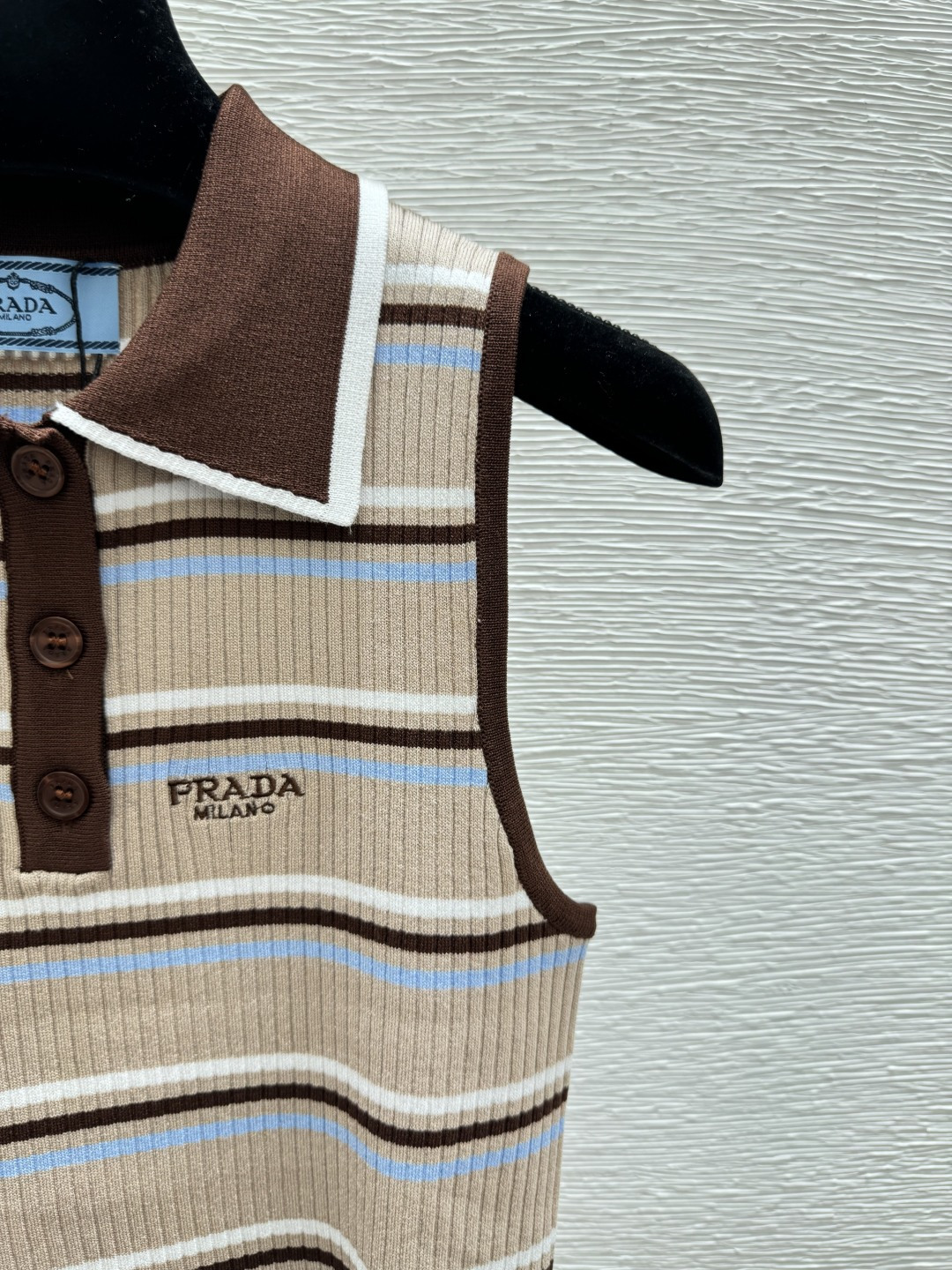 Prada P家 春夏新款 撞色条纹翻领针织背心