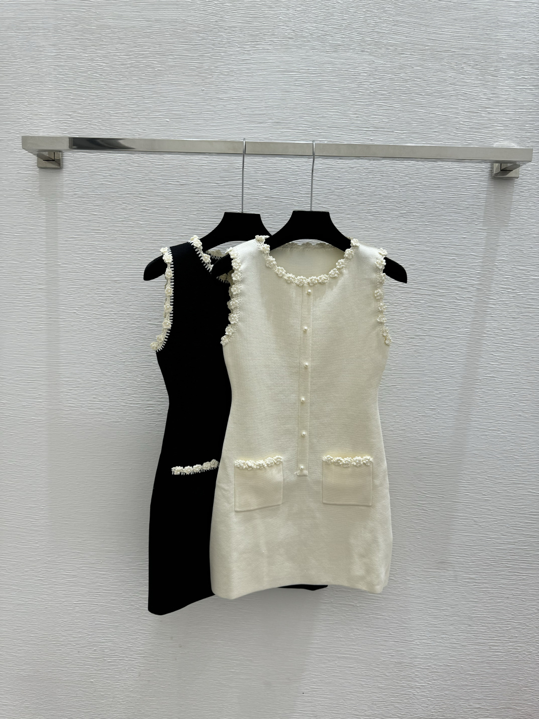 🆕CH家🆕 春夏新款 撞色花边钉珠圆领针织背心裙颜色：黑色 白色尺码：36.38.40