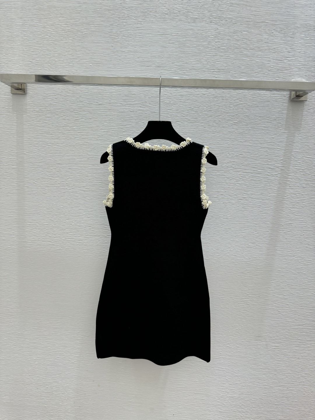 🆕CH家🆕 春夏新款 撞色花边钉珠圆领针织背心裙颜色：黑色 白色尺码：36.38.40