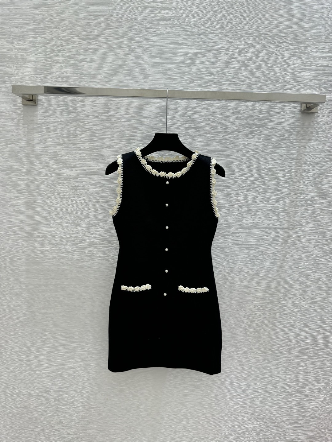 🆕CH家🆕 春夏新款 撞色花边钉珠圆领针织背心裙颜色：黑色 白色尺码：36.38.40