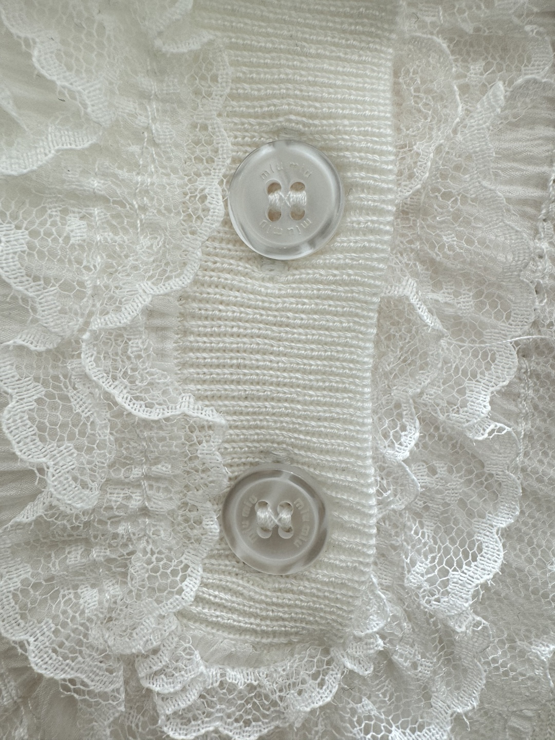 🆕M家🆕 春夏新款 纯色蕾丝花边翻领针织背心颜色：白色 宝蓝尺码：36.38.40