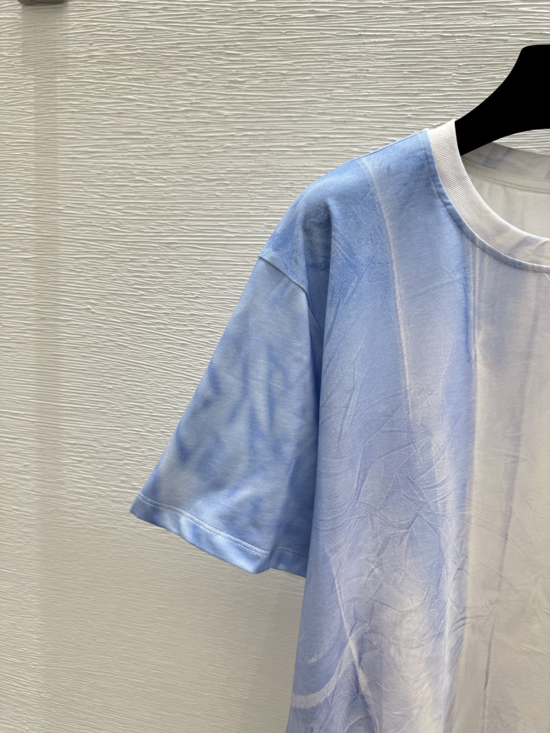 🆕LO家🆕 春夏新款 撞色渐变圆领简约短袖颜色：蓝色尺码：36.38.40