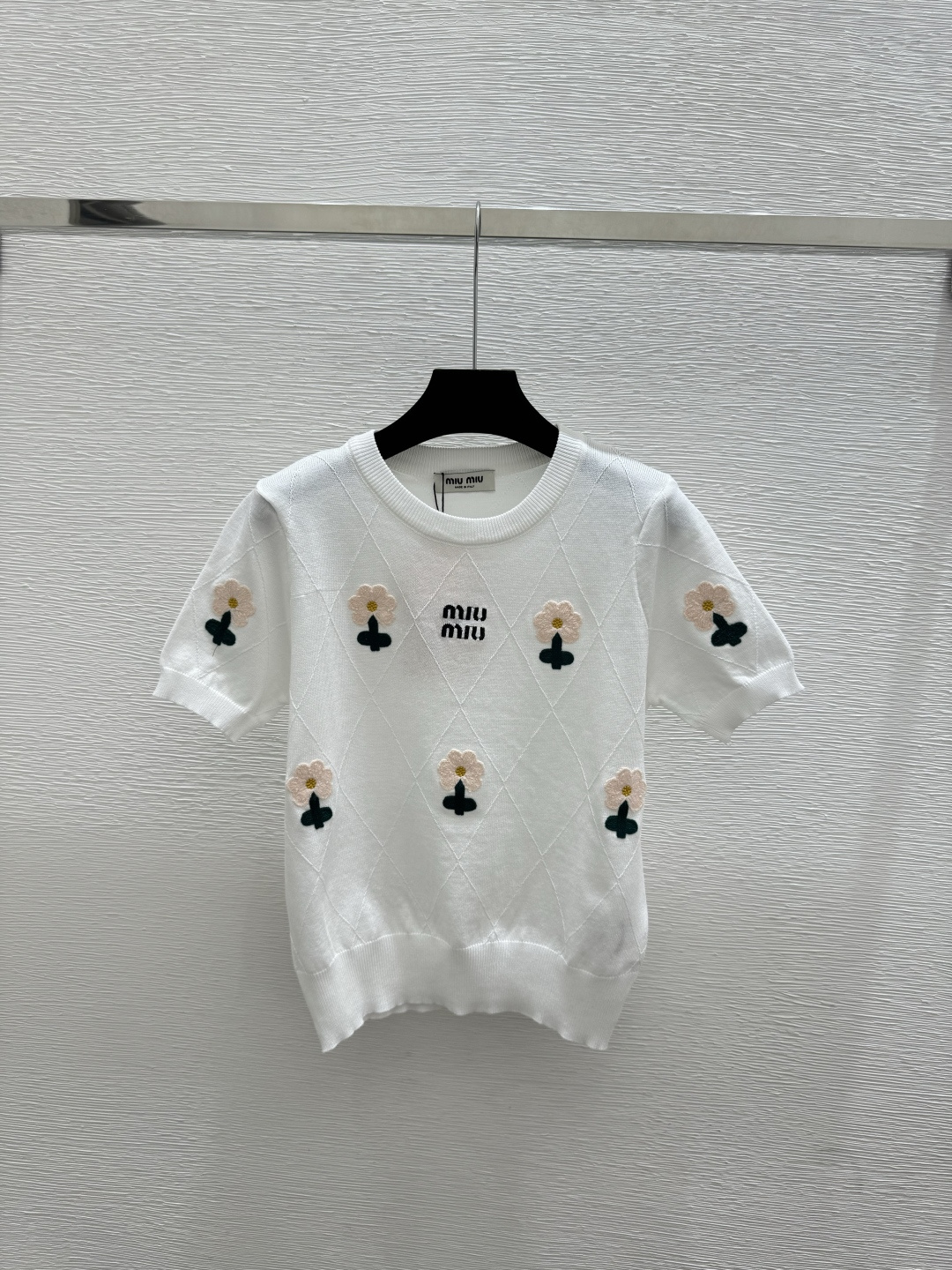 🆕M家🆕 春夏新款 撞色花卉菱格圆领针织短袖颜色：白色 尺码：36.38.40