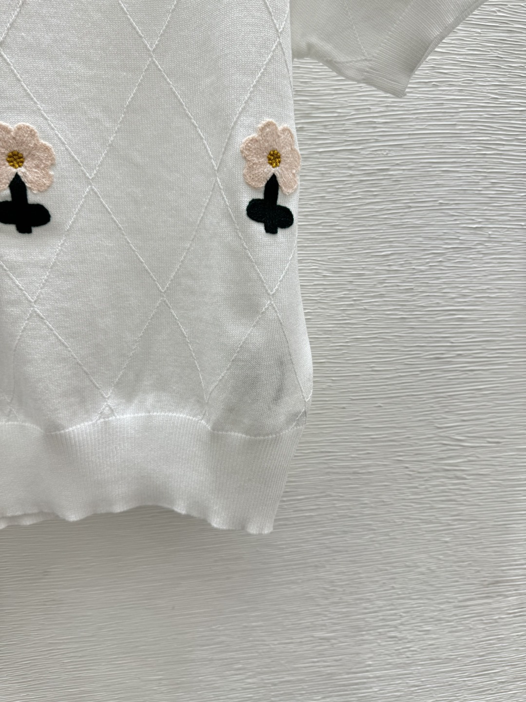 🆕M家🆕 春夏新款 撞色花卉菱格圆领针织短袖颜色：白色 尺码：36.38.40