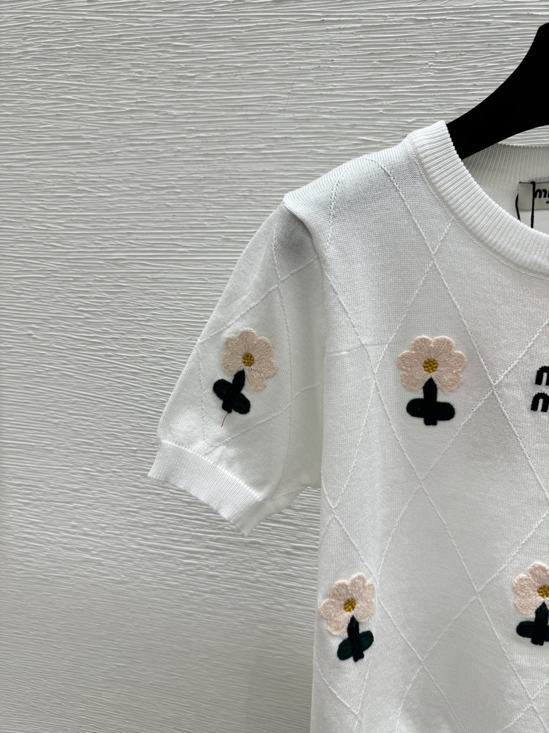 🆕M家🆕 春夏新款 撞色花卉菱格圆领针织短袖颜色：白色 尺码：36.38.40