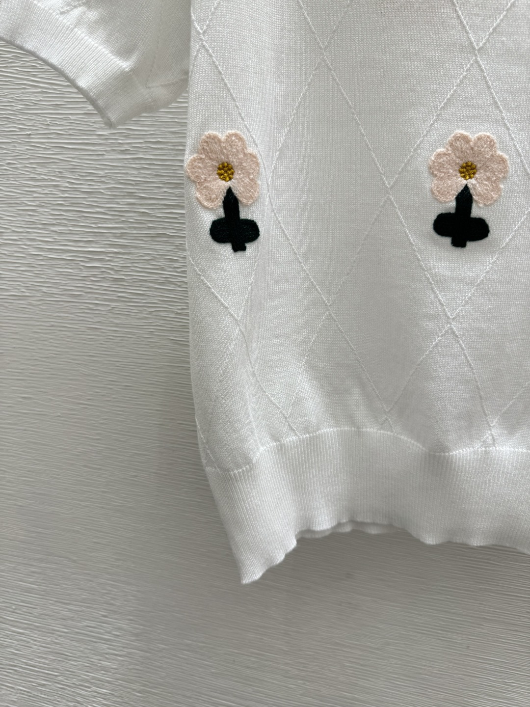 🆕M家🆕 春夏新款 撞色花卉菱格圆领针织短袖颜色：白色 尺码：36.38.40