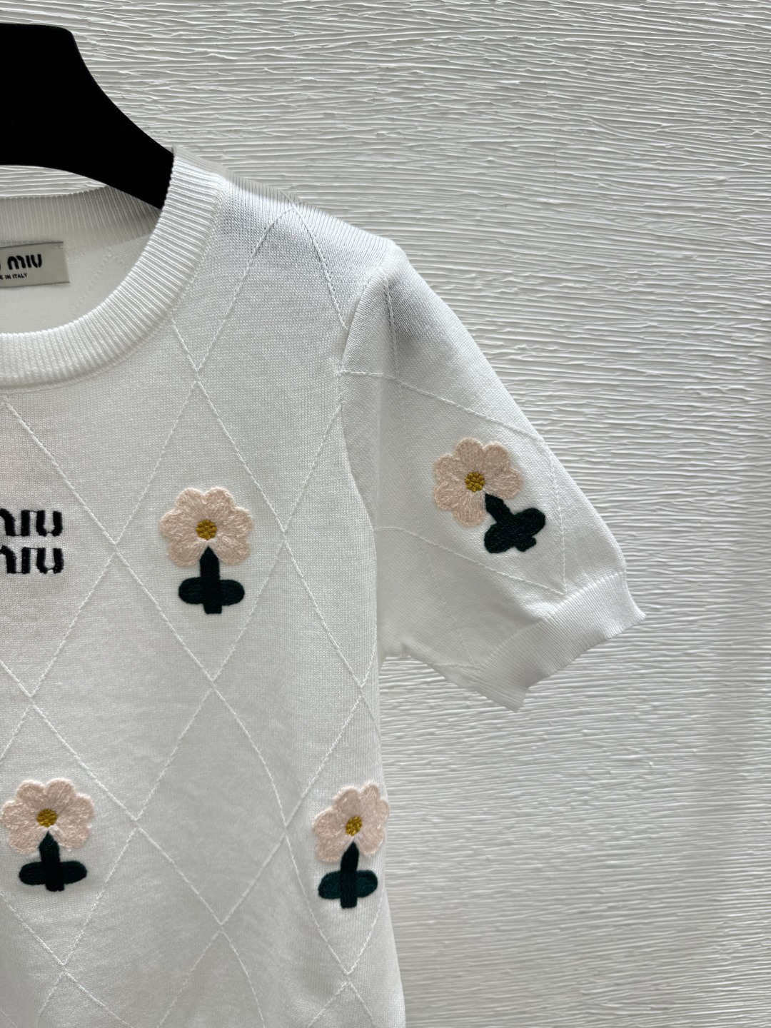 🆕M家🆕 春夏新款 撞色花卉菱格圆领针织短袖颜色：白色 尺码：36.38.40