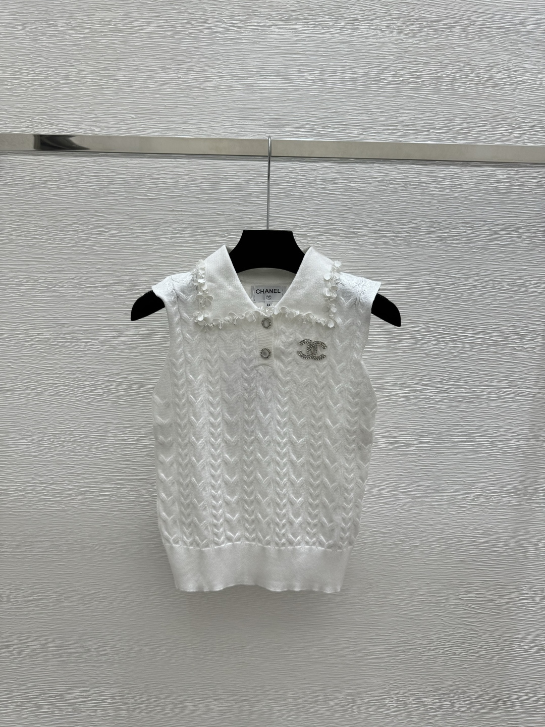 🆕CH家🆕 春夏新款 纯色重工钉珠翻领针织背心颜色：白色 黑色尺码：36.38.40