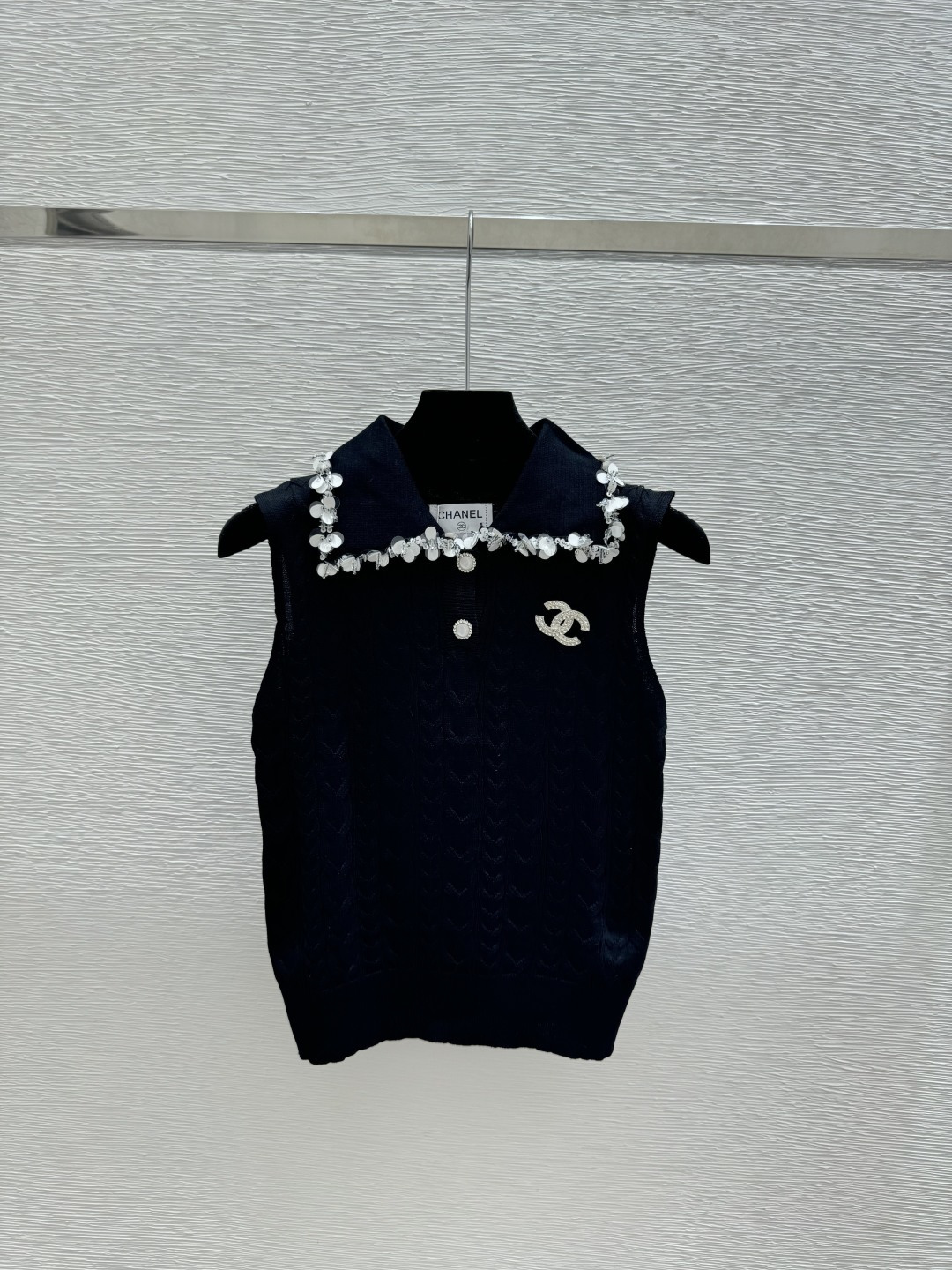 🆕CH家🆕 春夏新款 纯色重工钉珠翻领针织背心颜色：白色 黑色尺码：36.38.40