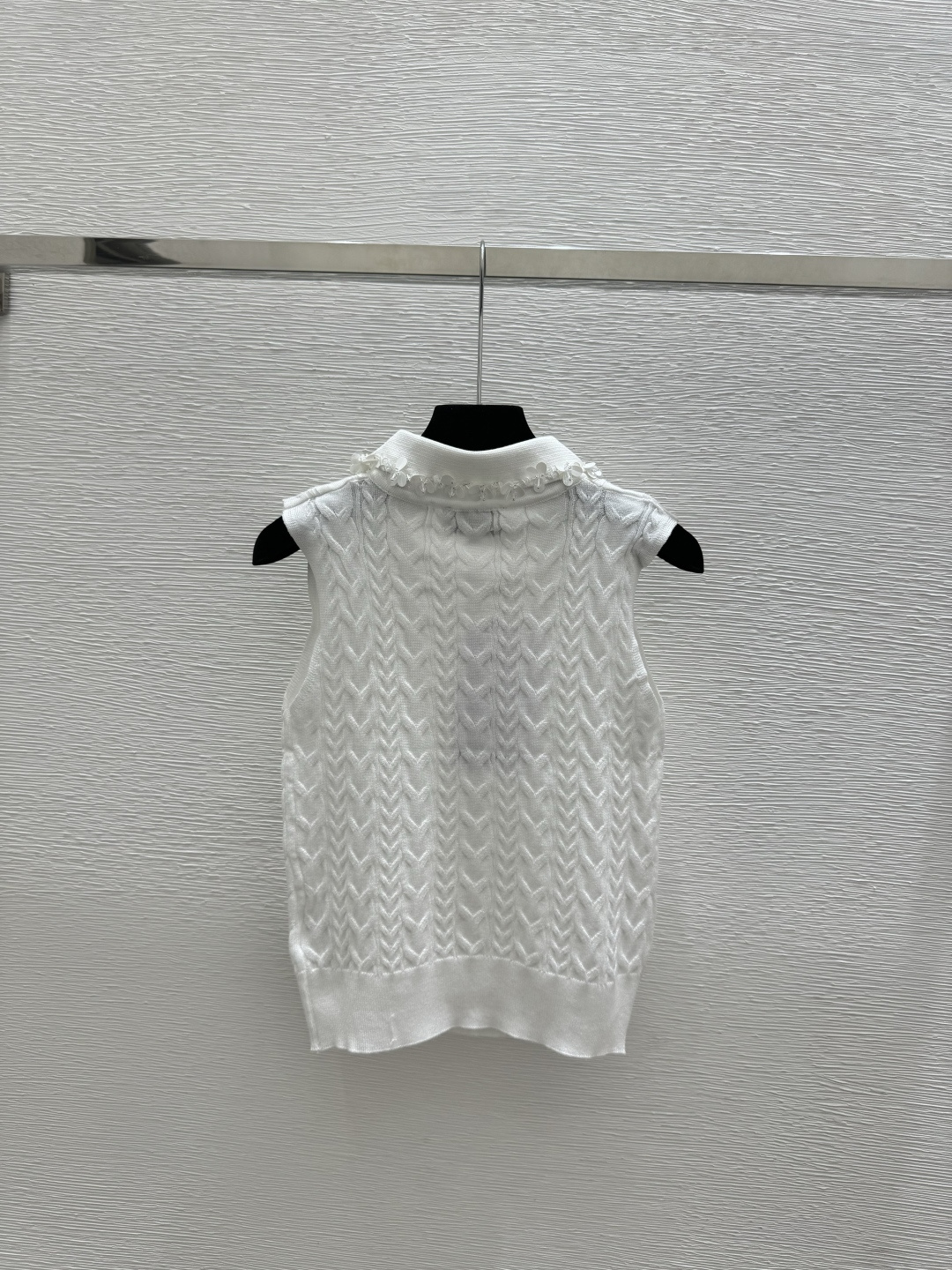 🆕CH家🆕 春夏新款 纯色重工钉珠翻领针织背心颜色：白色 黑色尺码：36.38.40