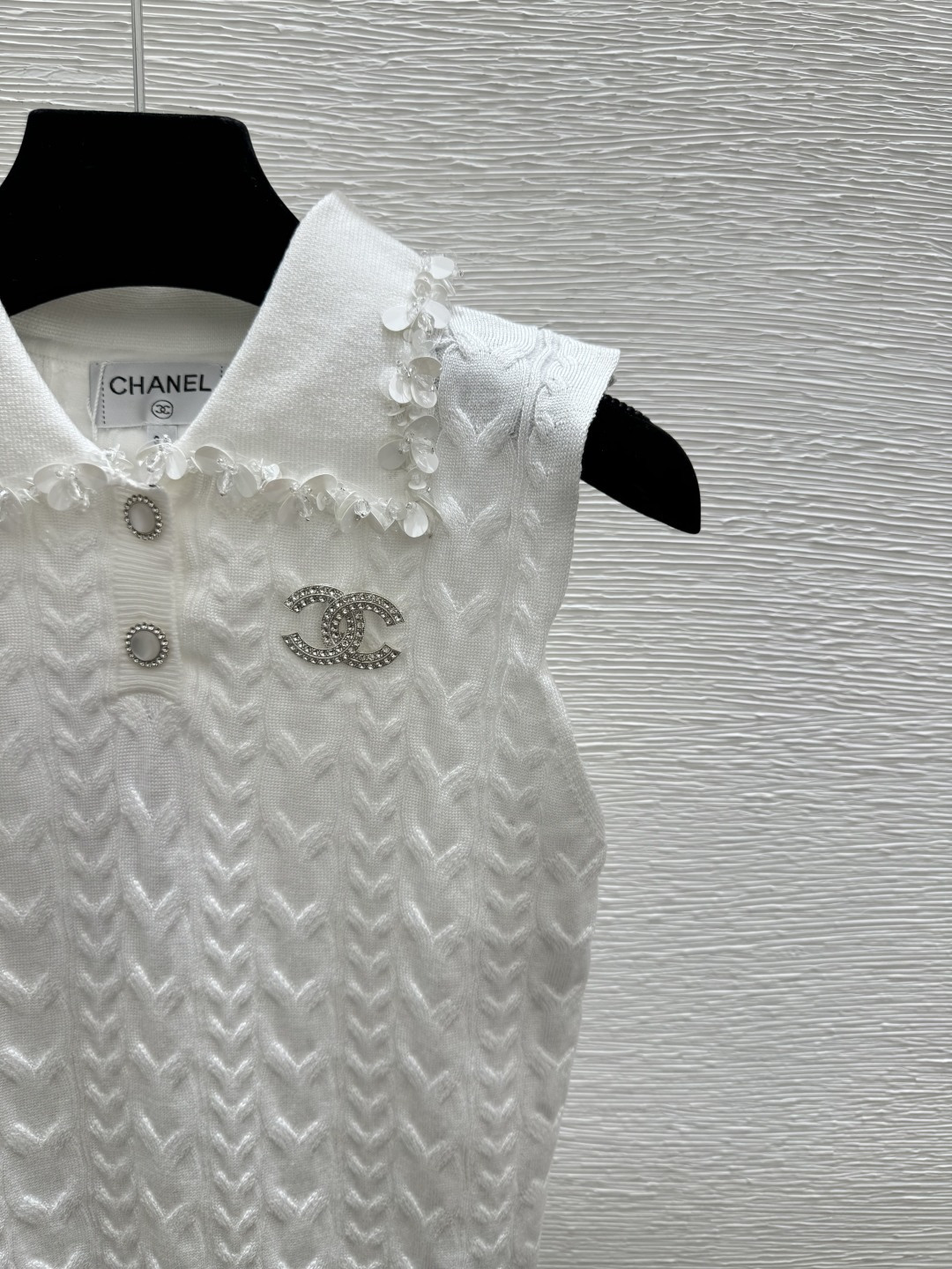 🆕CH家🆕 春夏新款 纯色重工钉珠翻领针织背心颜色：白色 黑色尺码：36.38.40