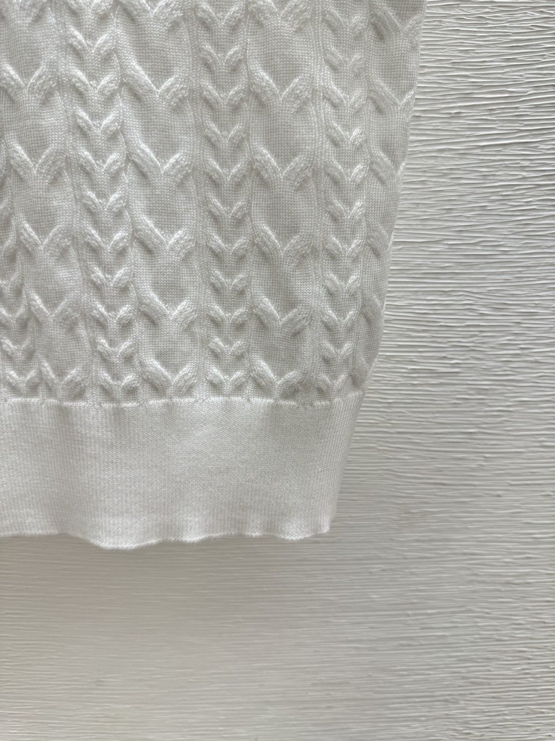 🆕CH家🆕 春夏新款 纯色重工钉珠翻领针织背心颜色：白色 黑色尺码：36.38.40