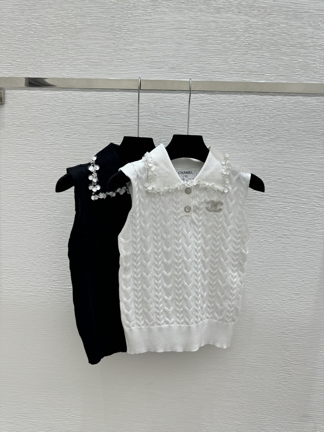 🆕CH家🆕 春夏新款 纯色重工钉珠翻领针织背心颜色：白色 黑色尺码：36.38.40