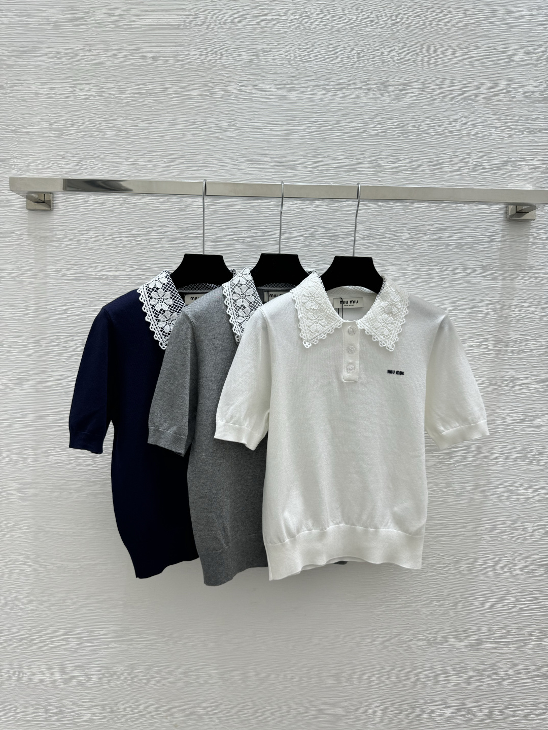 🆕M家🆕 春夏新款 撞色花边翻领简约针织短袖颜色：白色 灰色 宝蓝尺码：36.38.40