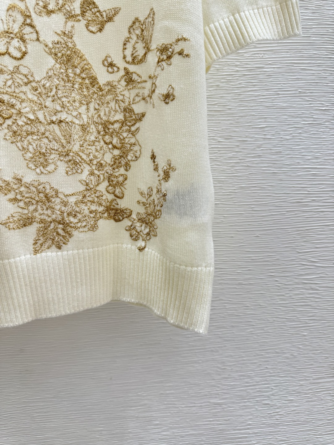 🆕D家🆕 春夏新款 撞色蝴蝶圆领针织短袖颜色：白色尺码：36.38.40