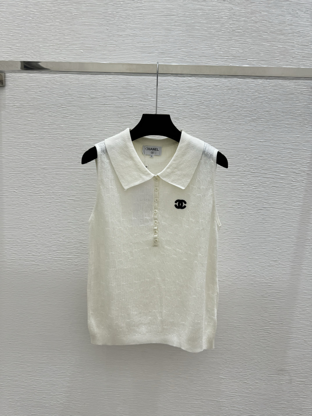 🆕CH家🆕 春夏新款 纯色翻领针织背心颜色：白色 灰色尺码：36.38.40