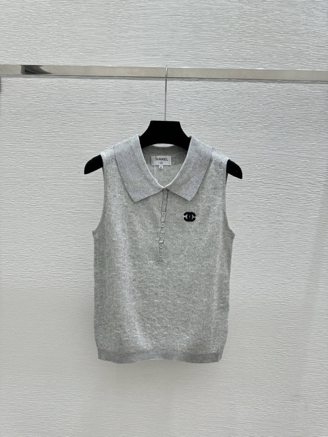 🆕CH家🆕 春夏新款 纯色翻领针织背心颜色：白色 灰色尺码：36.38.40
