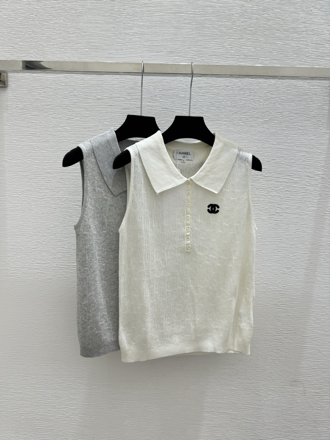 🆕CH家🆕 春夏新款 纯色翻领针织背心颜色：白色 灰色尺码：36.38.40