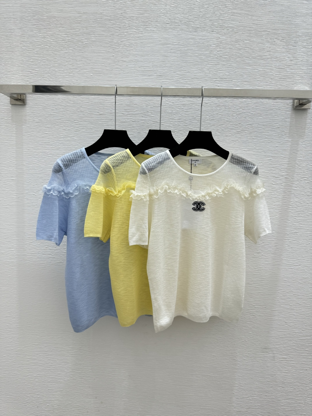 🆕CH家🆕 春夏新款 纯色蕾丝花边圆领针织短袖颜色：白色 黄色 蓝色尺码：36.38.40