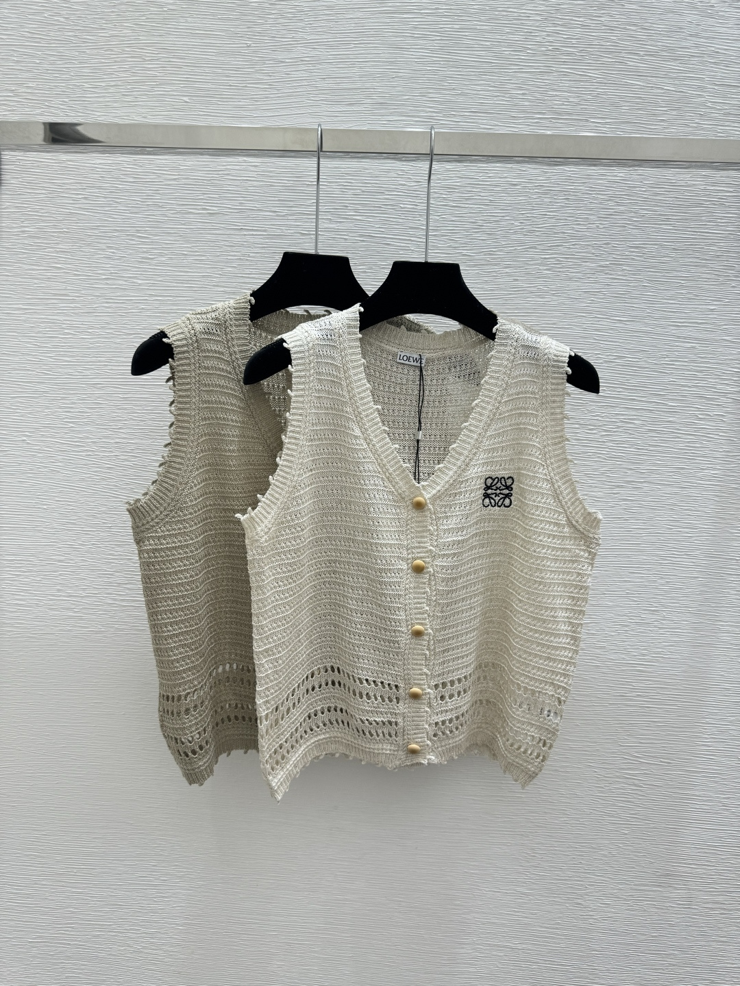 🆕LO家🆕 春夏新款 纯色镂空V领针织背心开衫颜色：白色 卡其尺码：36.38.40