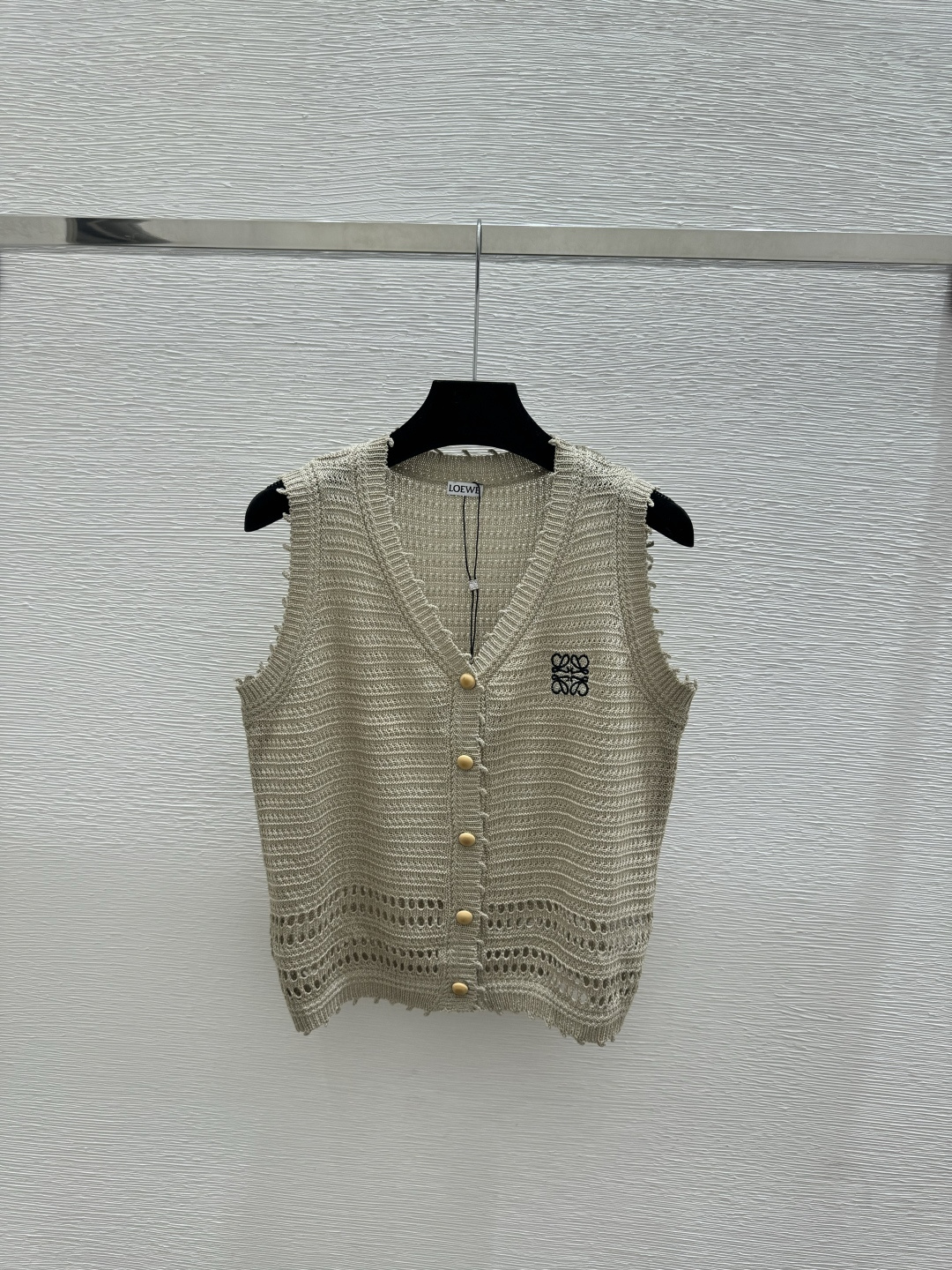 🆕LO家🆕 春夏新款 纯色镂空V领针织背心开衫颜色：白色 卡其尺码：36.38.40