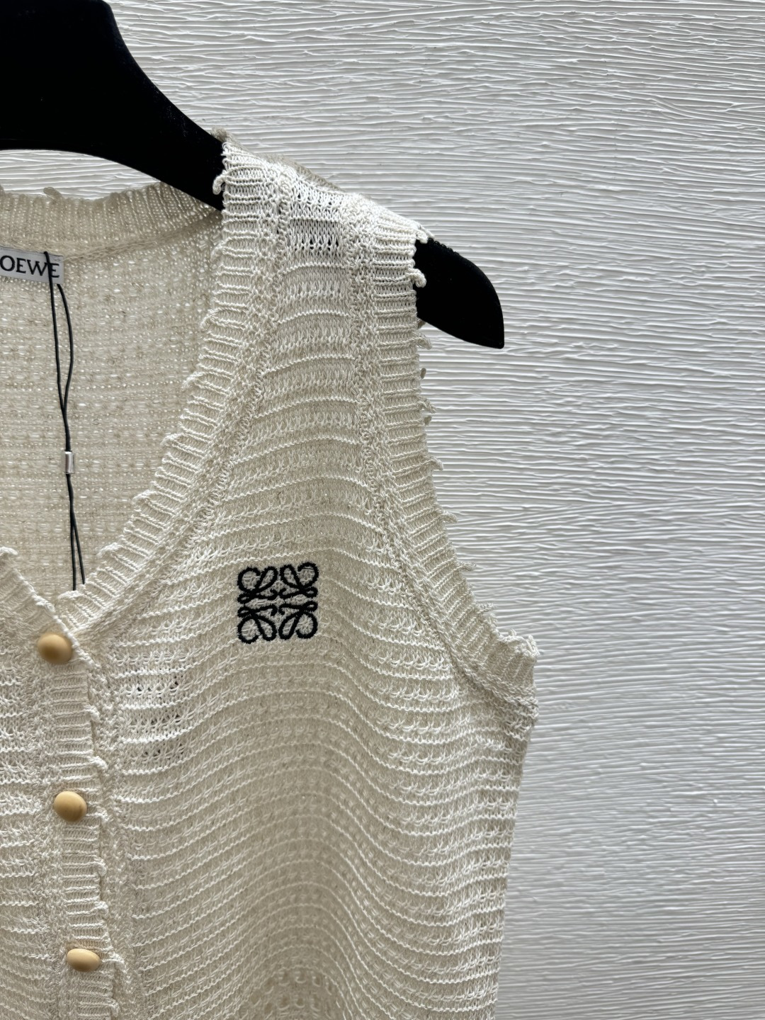 🆕LO家🆕 春夏新款 纯色镂空V领针织背心开衫颜色：白色 卡其尺码：36.38.40