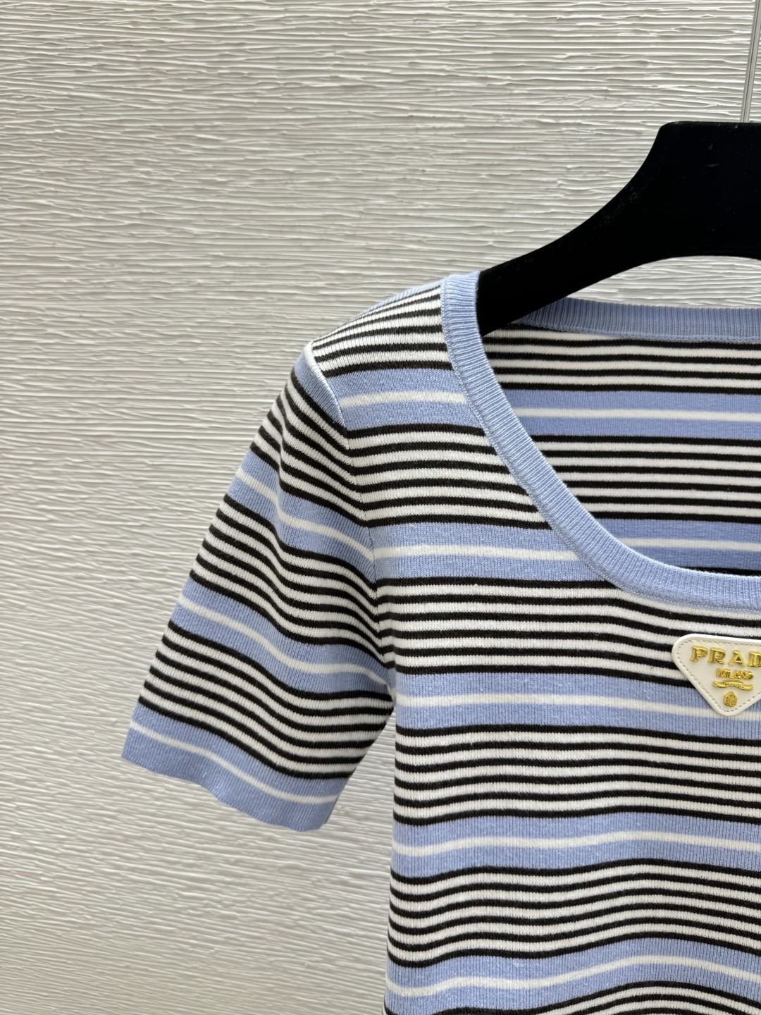 🆕P家🆕 春夏新款 撞色条纹圆领针织短袖颜色：蓝色尺码：36.38.40