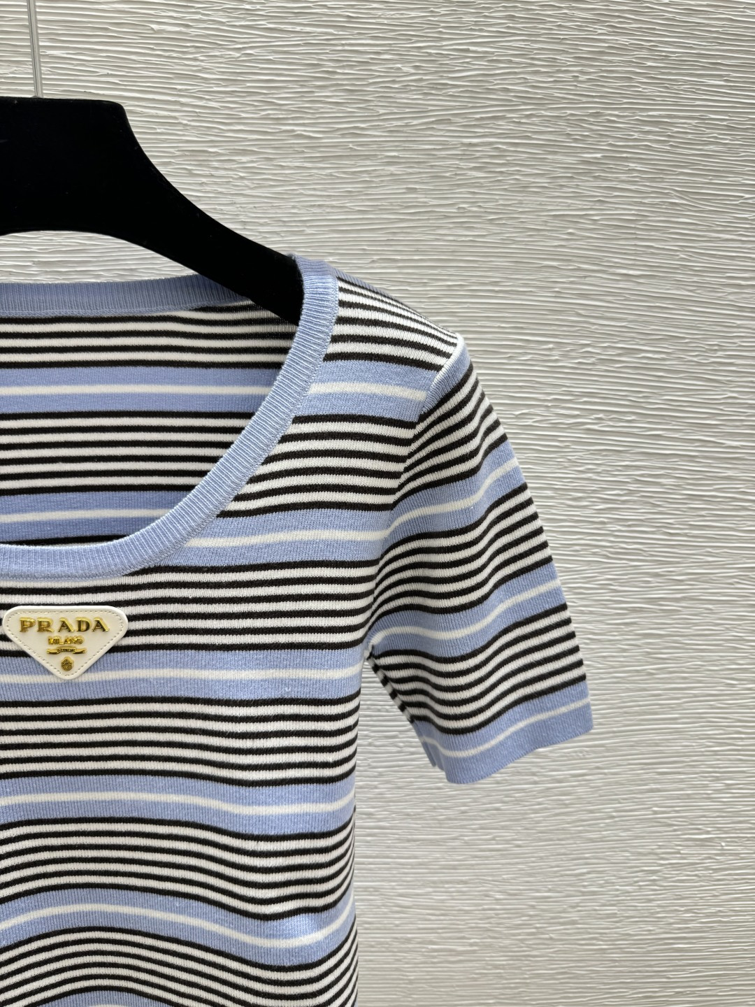 🆕P家🆕 春夏新款 撞色条纹圆领针织短袖颜色：蓝色尺码：36.38.40