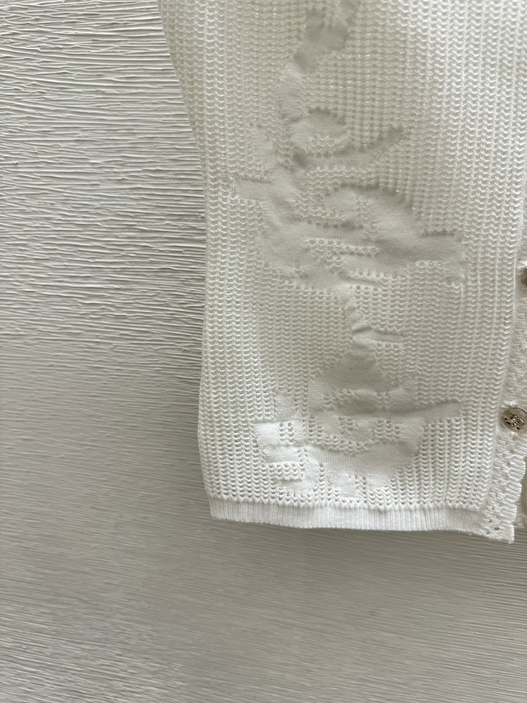 🆕CH家🆕 春夏新款 纯色花卉镂空针织背心开衫颜色：白色 尺码：36.38.40