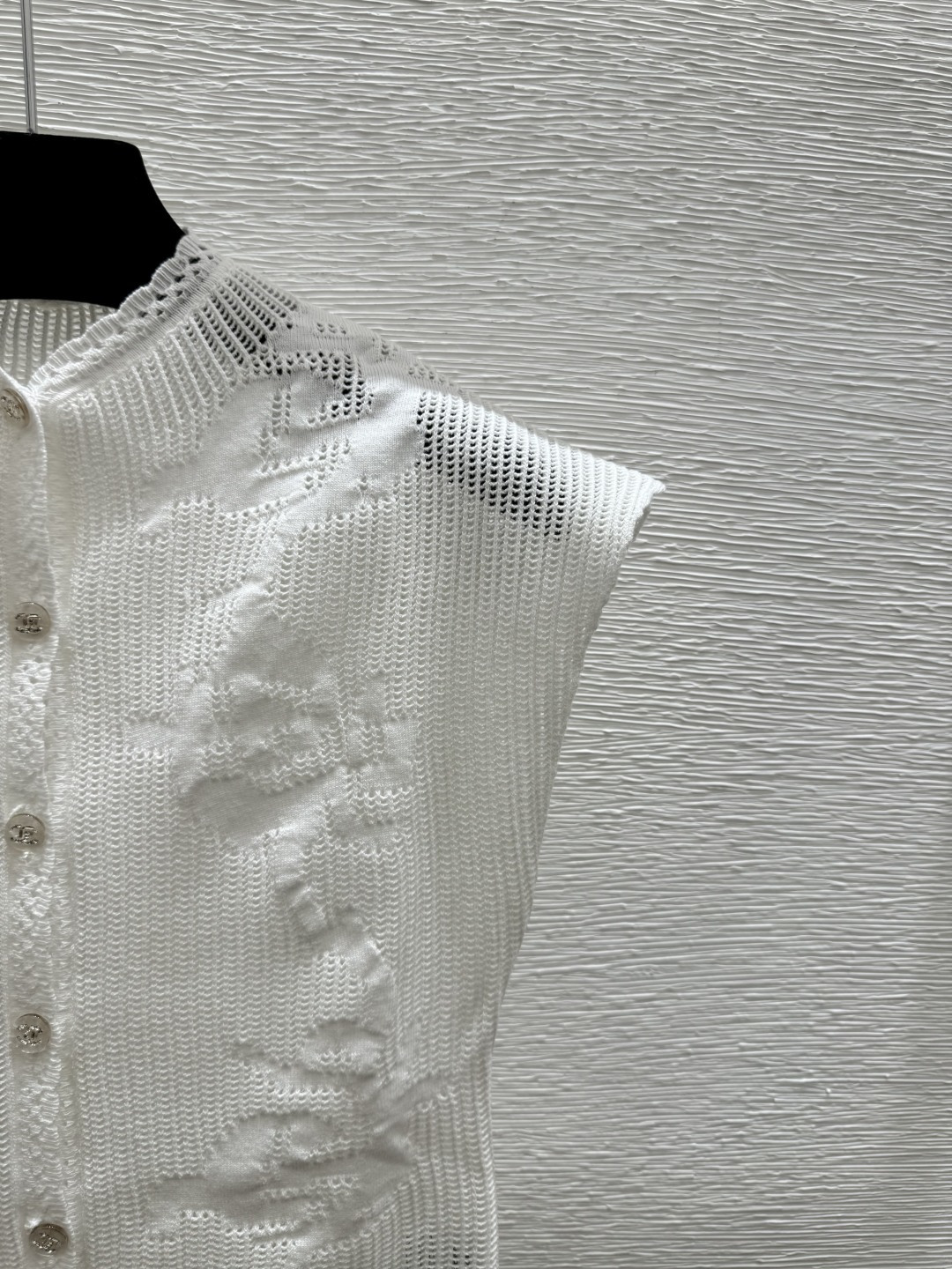 🆕CH家🆕 春夏新款 纯色花卉镂空针织背心开衫颜色：白色 尺码：36.38.40