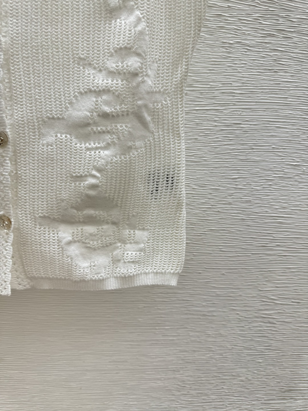 🆕CH家🆕 春夏新款 纯色花卉镂空针织背心开衫颜色：白色 尺码：36.38.40