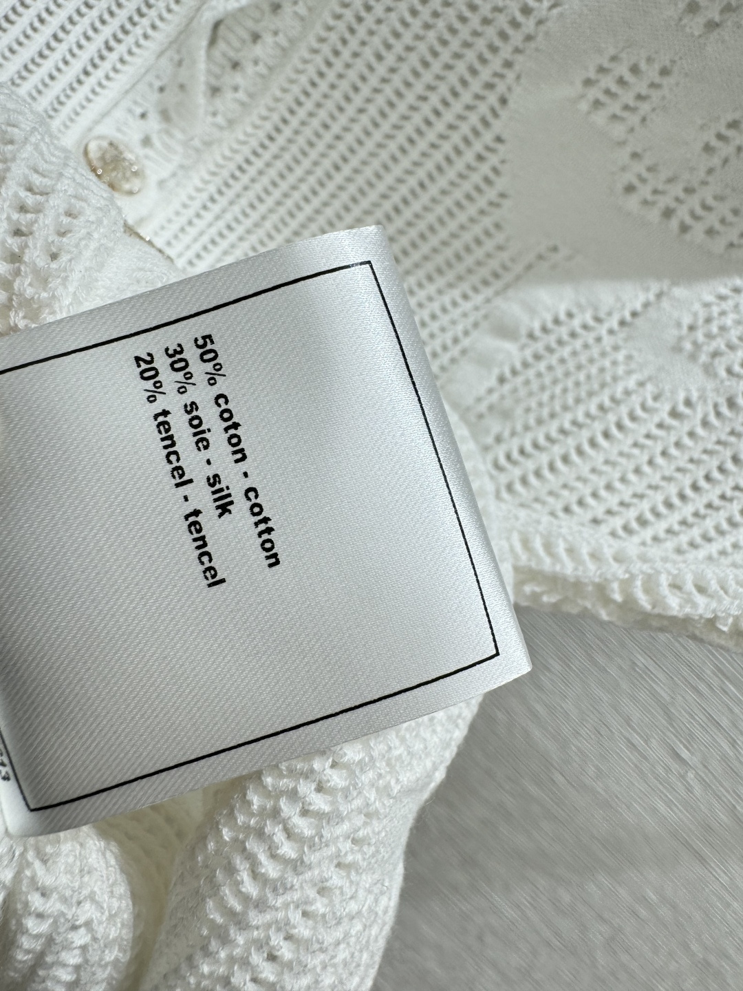 🆕CH家🆕 春夏新款 纯色花卉镂空针织背心开衫颜色：白色 尺码：36.38.40