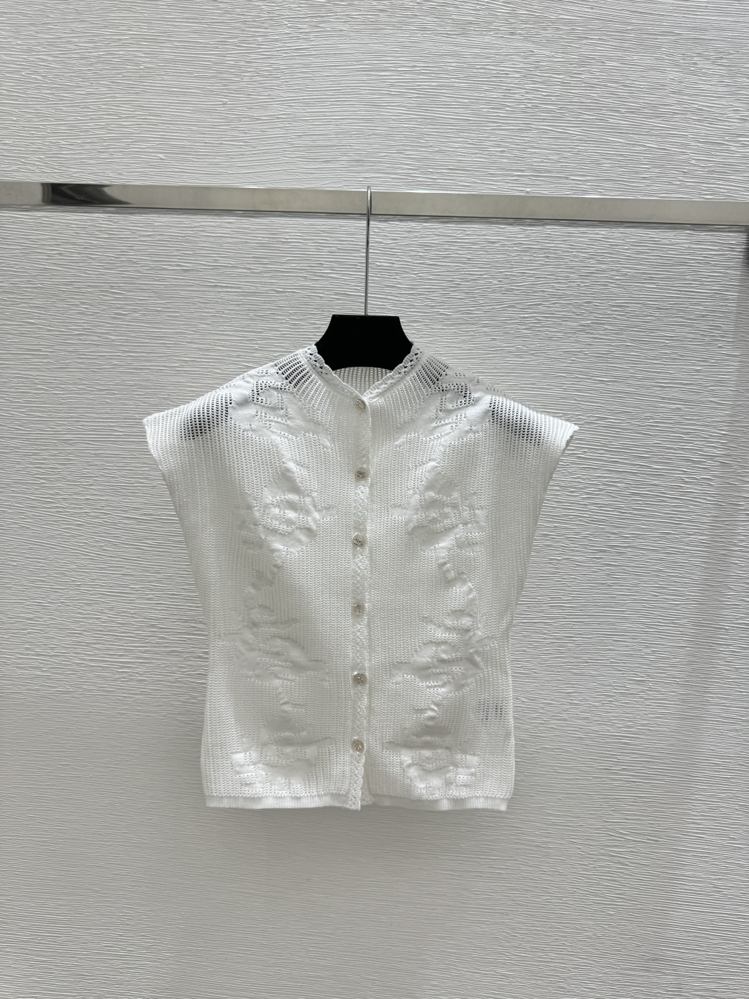 🆕CH家🆕 春夏新款 纯色花卉镂空针织背心开衫颜色：白色 尺码：36.38.40