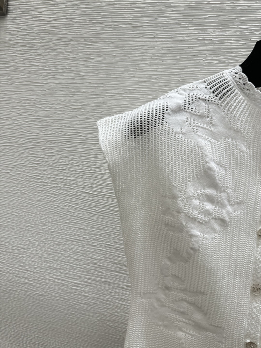 🆕CH家🆕 春夏新款 纯色花卉镂空针织背心开衫颜色：白色 尺码：36.38.40