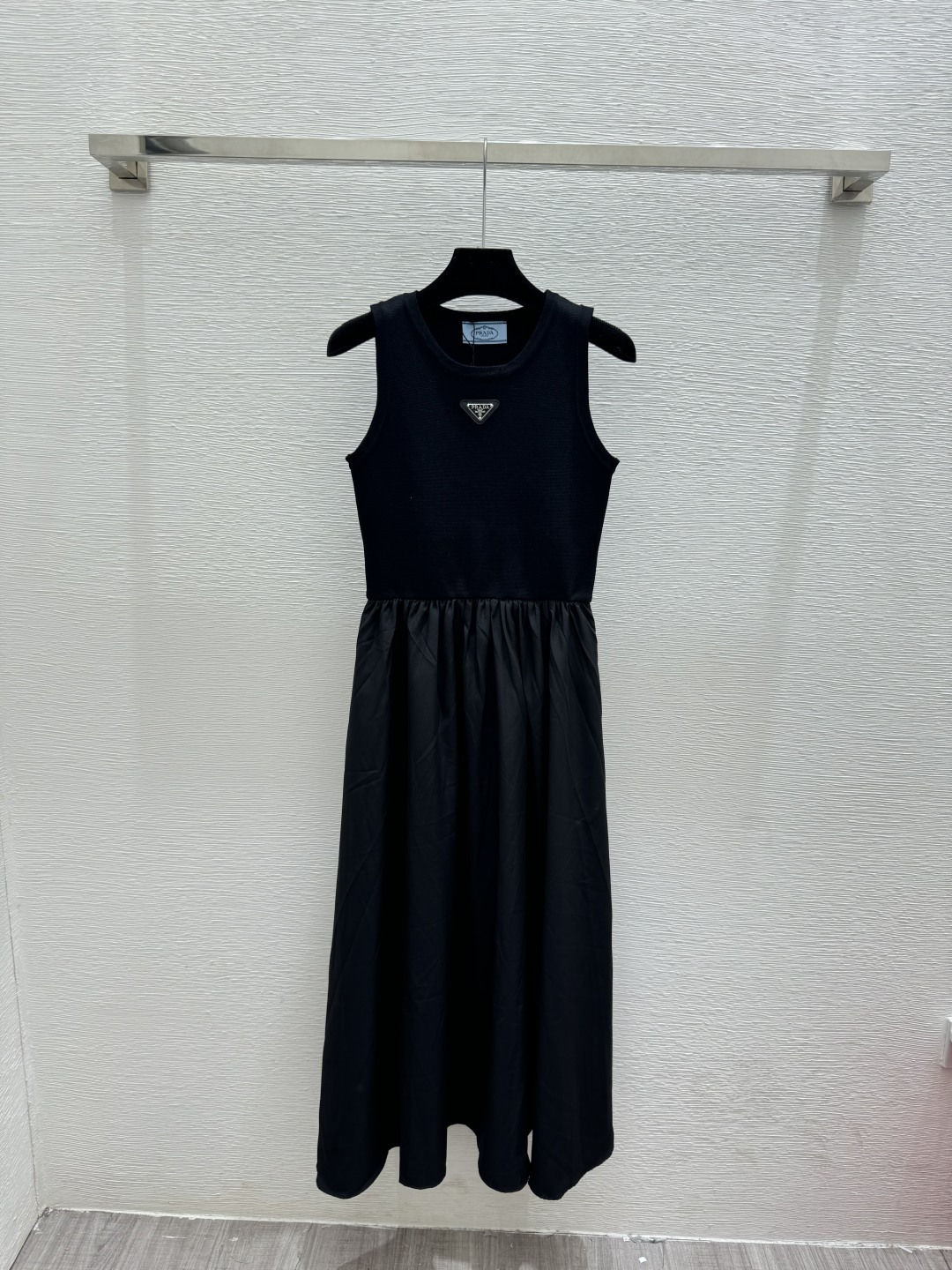 🆕P家🆕 春夏新款 纯色简约圆领针织背心裙颜色：黑色尺码：36.38.40