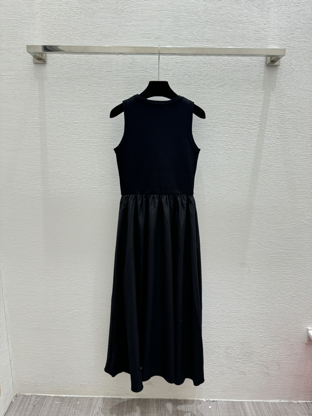 🆕P家🆕 春夏新款 纯色简约圆领针织背心裙颜色：黑色尺码：36.38.40