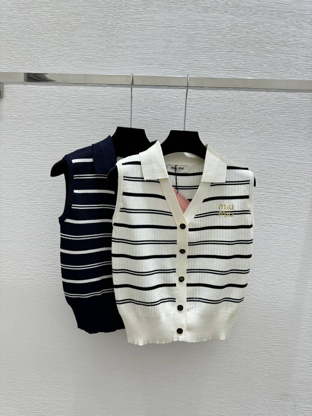 🆕M家🆕 春夏新款 撞色条纹翻领针织背心开衫颜色：白色 宝蓝尺码：36.38.40