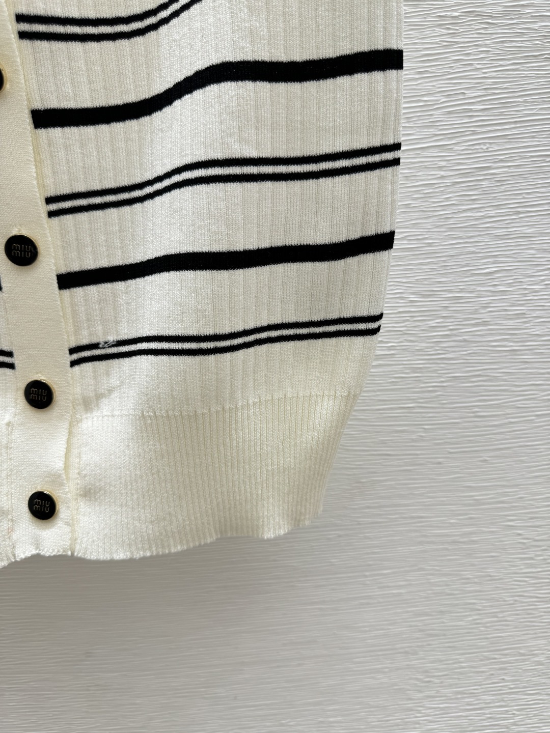 🆕M家🆕 春夏新款 撞色条纹翻领针织背心开衫颜色：白色 宝蓝尺码：36.38.40