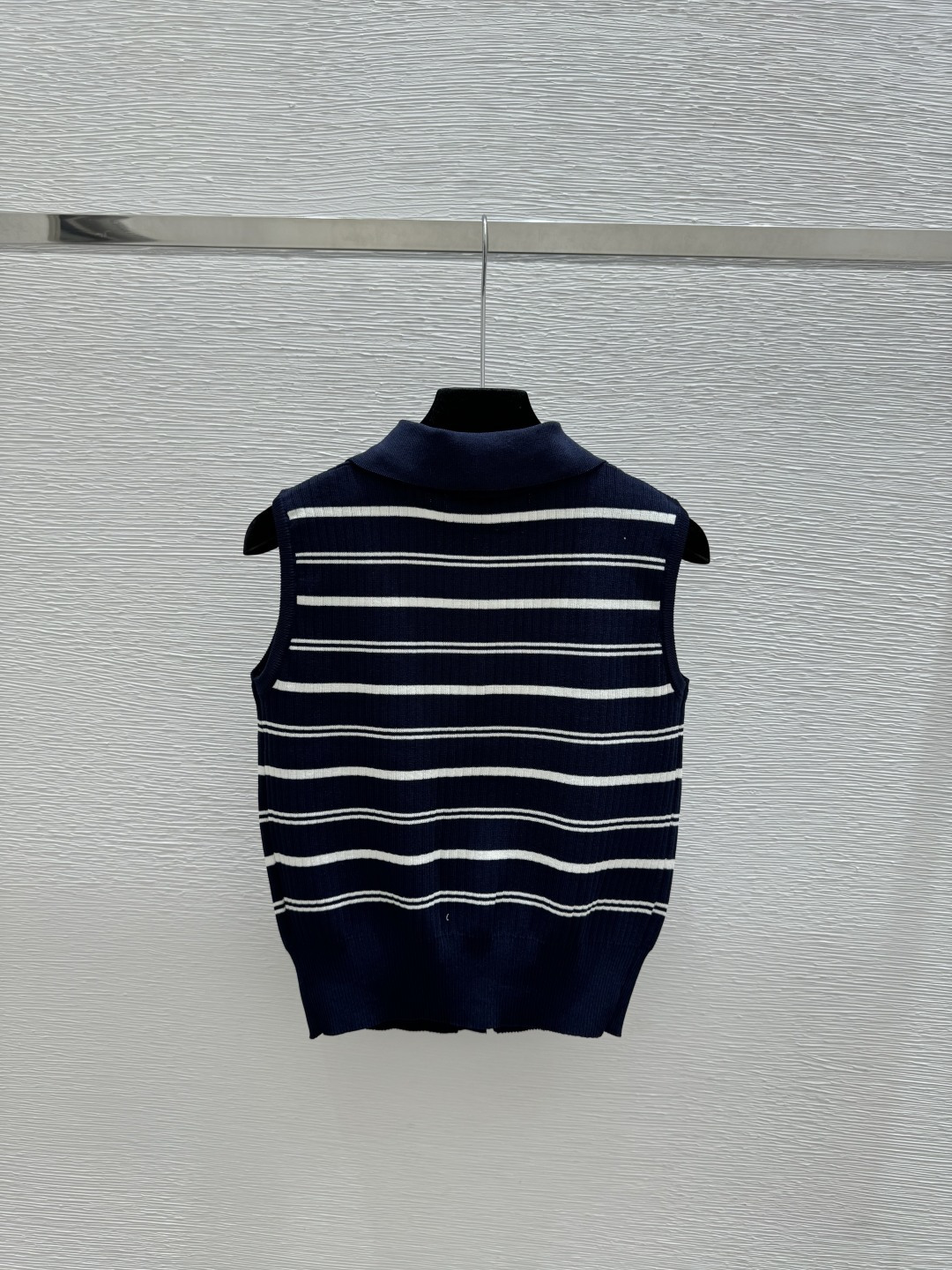 🆕M家🆕 春夏新款 撞色条纹翻领针织背心开衫颜色：白色 宝蓝尺码：36.38.40