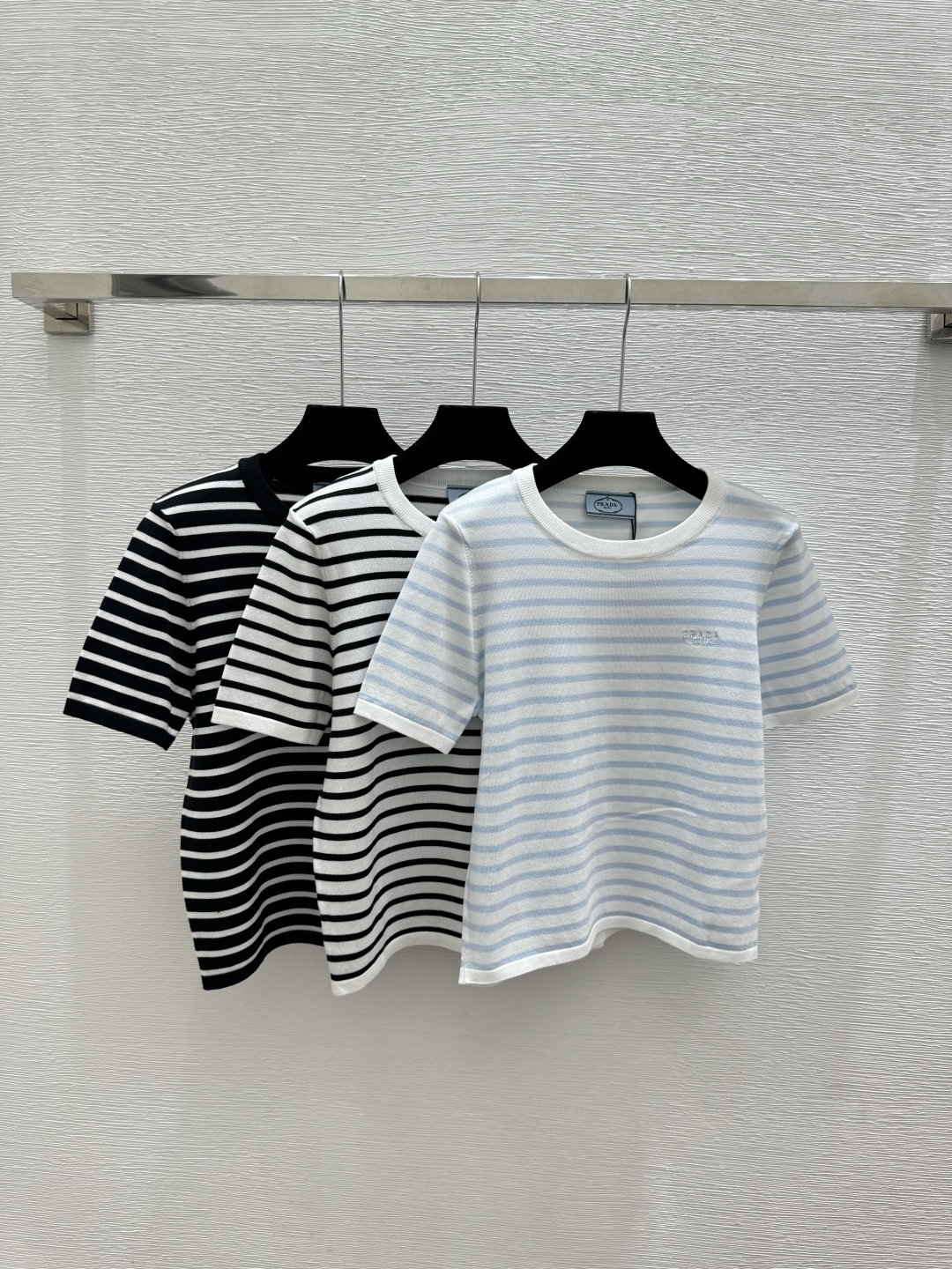 Prada P家 春夏新款 撞色条纹圆领针织短袖
