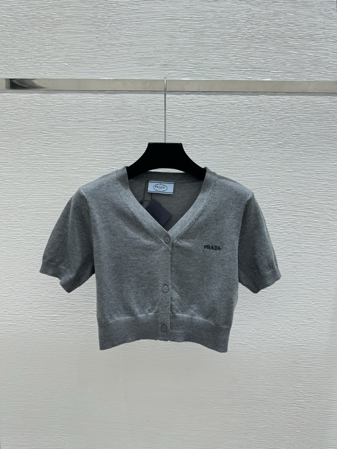 Prada P家 春夏新款 纯色简约V领针织短袖开衫