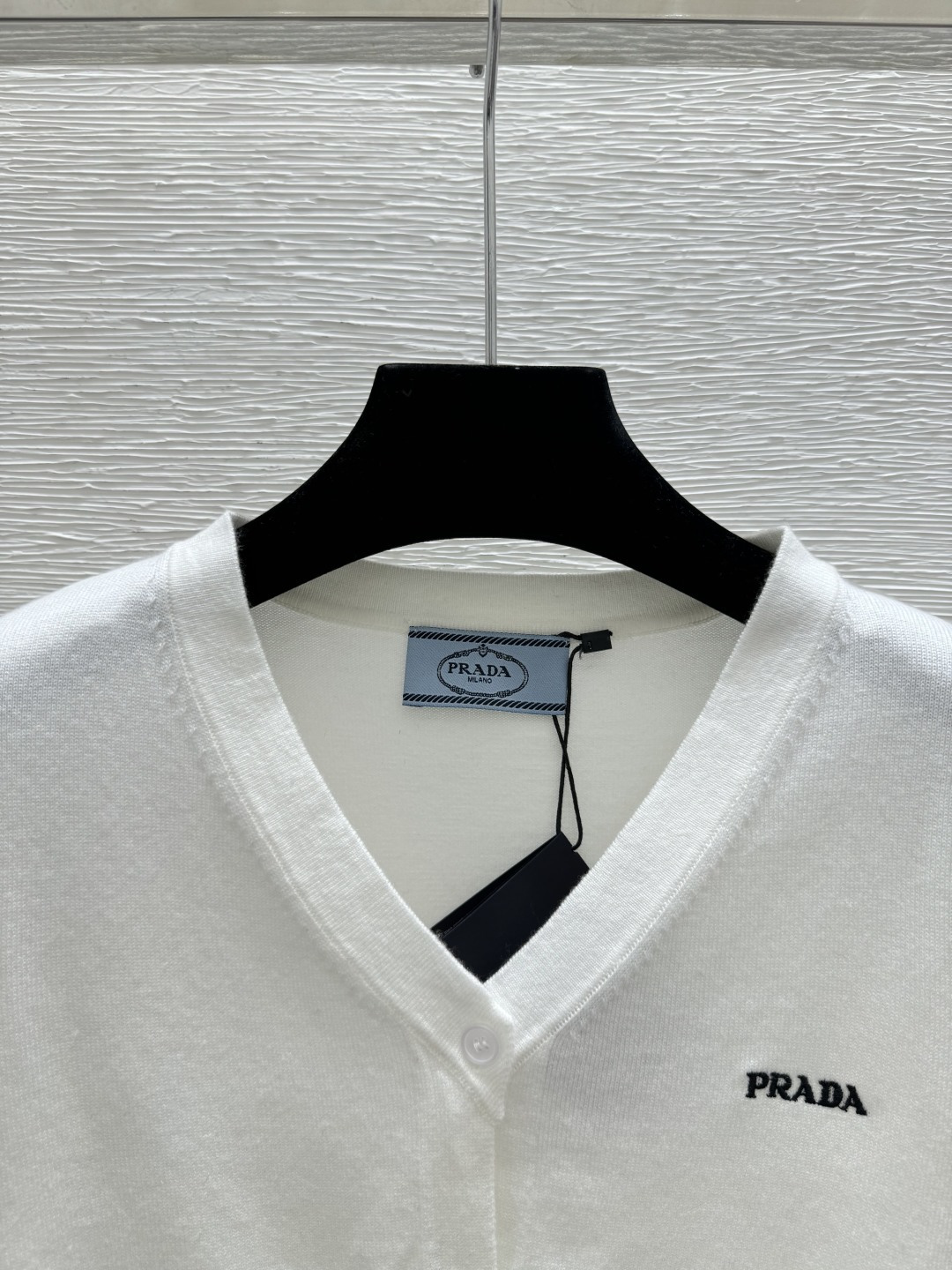 Prada P家 春夏新款 纯色简约V领针织短袖开衫