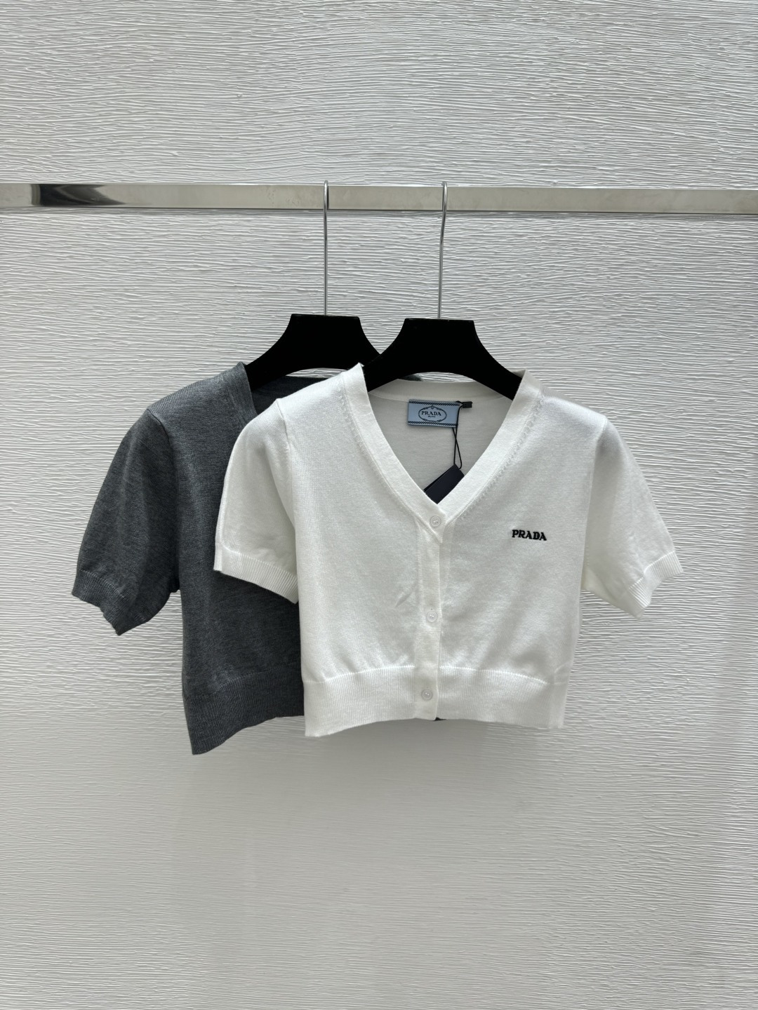 Prada P家 春夏新款 纯色简约V领针织短袖开衫