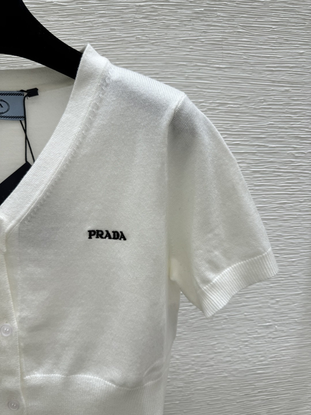 Prada P家 春夏新款 纯色简约V领针织短袖开衫