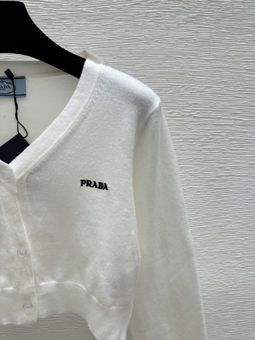 Prada P家 春夏新款 纯色简约V领针织长袖开衫