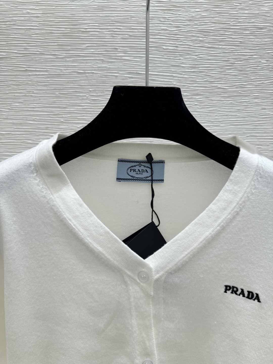 Prada P家 春夏新款 纯色简约V领针织长袖开衫