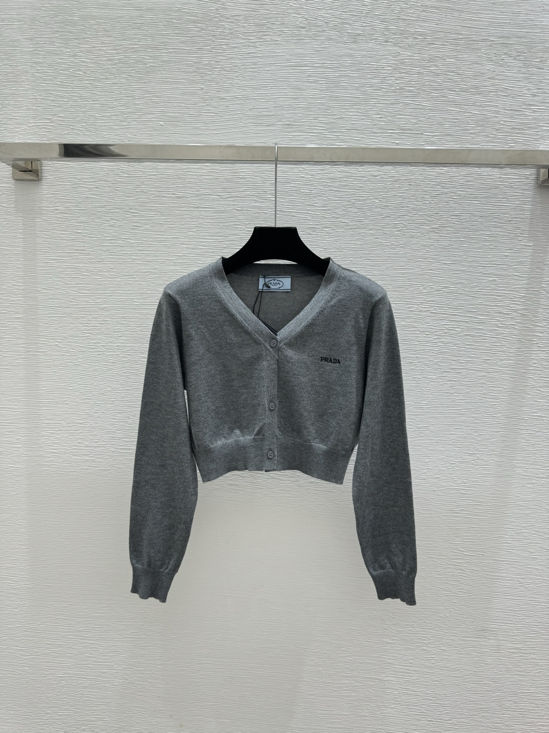 Prada P家 春夏新款 纯色简约V领针织长袖开衫